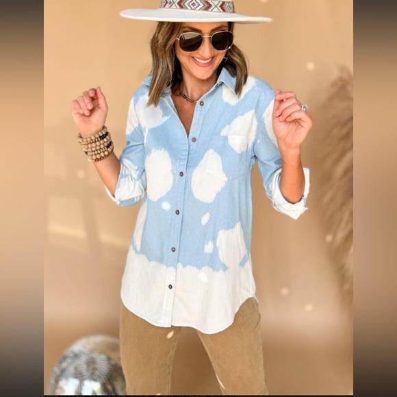 Light Chambray Bleached Button Up Top - Picture 3 of 4